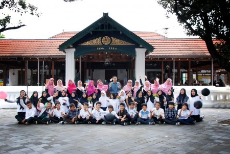 SD Negeri Yogyakarta Foto Bersama Kelas 6 di Masjid Mataram 